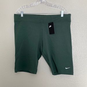 Nike Women’s Tight Fit Short XXL